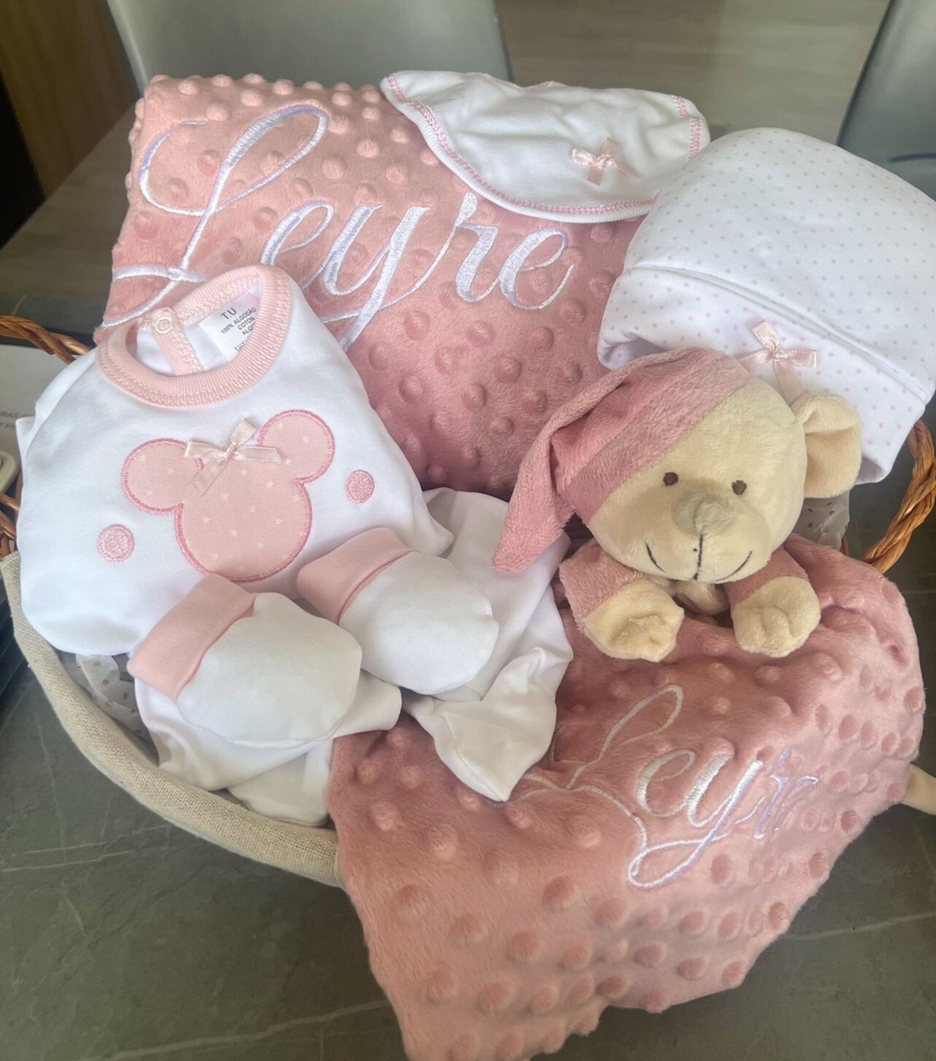 Cesta de bebé personalizada bordada - 2